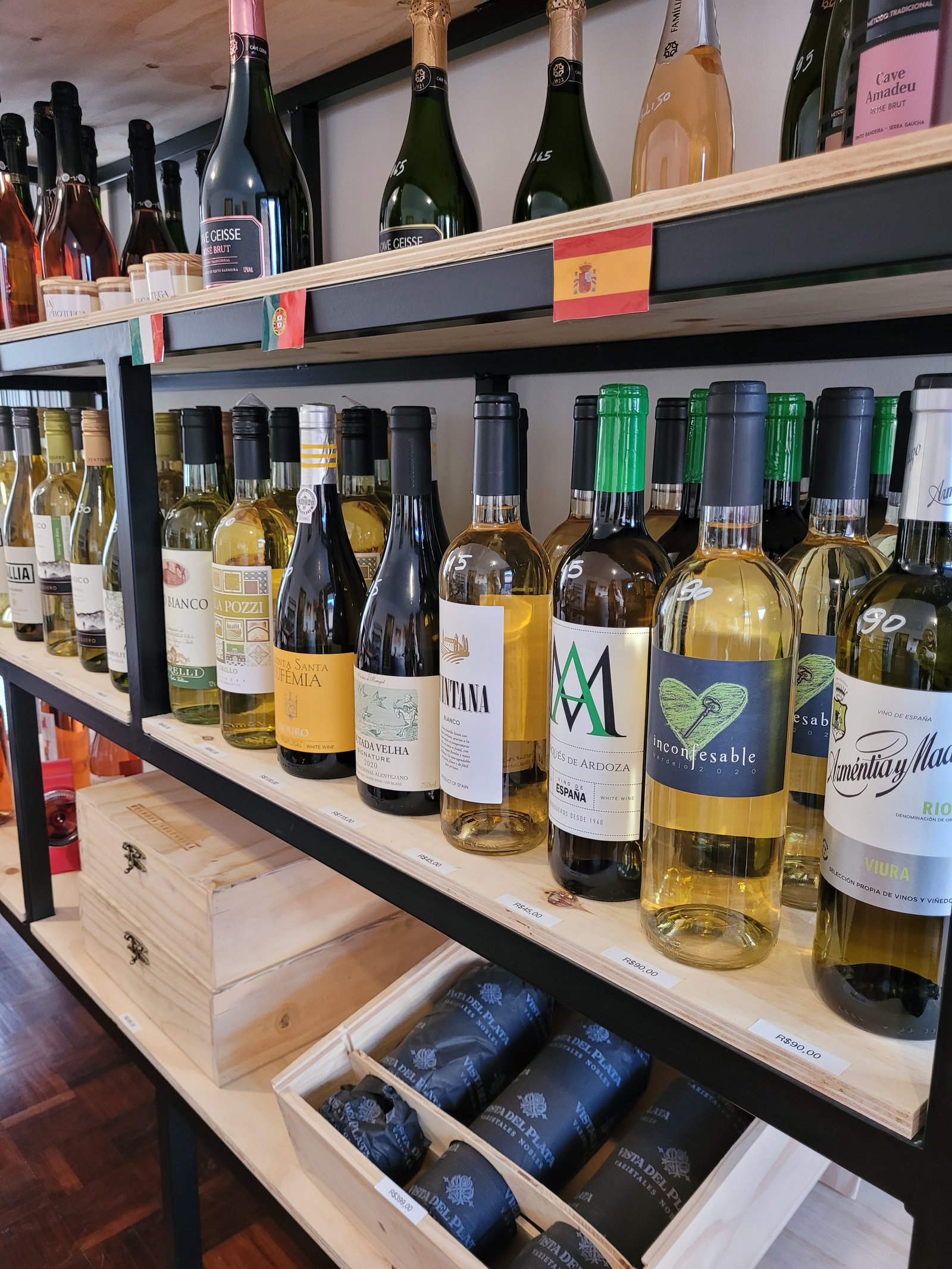 Seleção de vinhos brancos e espumantes na La Bottega