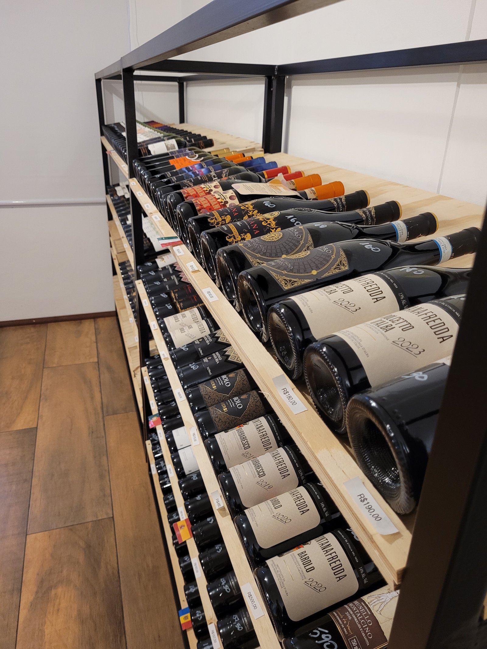 Prateleiras com seleção de vinhos importados na La Bottega